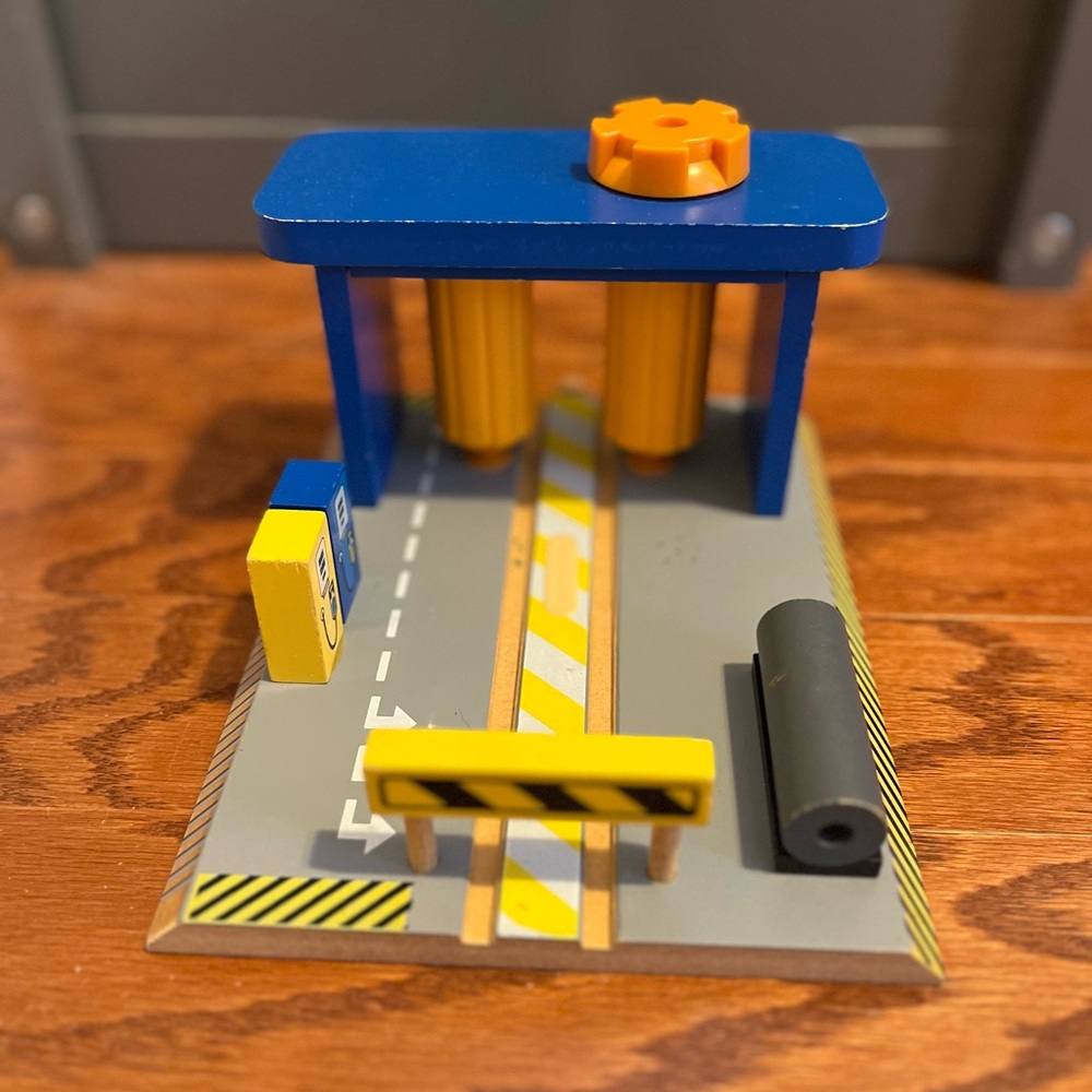 Toy R Us Train Tracks & Bridges Bundle - Picture 3 of 3